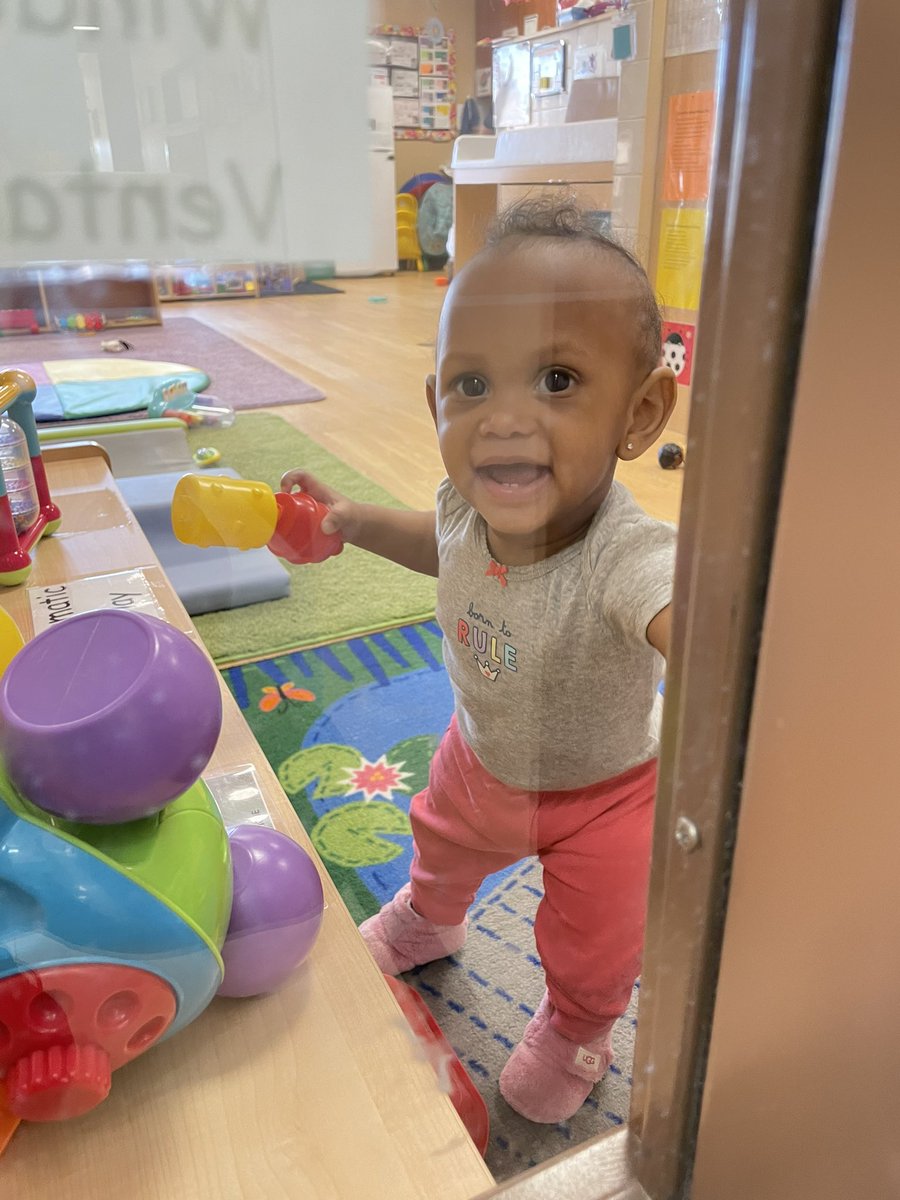 Ma_IMadeIt's tweet photo. I’m crying in the window and she is smiling…Why is she such a big girl?!! 😩😌🌻✨✨ #FirstDayofDaycare https://t.co/xpWKRm2whN