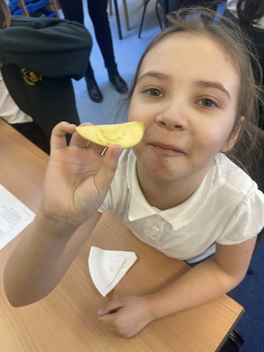 Y4Spa's tweet photo. SMILE! 🦷 😃  Today in Science, Year 4 have been identifying the different types of teeth we have. They used apples to show the different indentations our teeth make. Smiles all round! 🦷😃 🍎 @SpaldingPriAcad @InfinityAcad @Y4Spa https://t.co/avk9vfrZpB