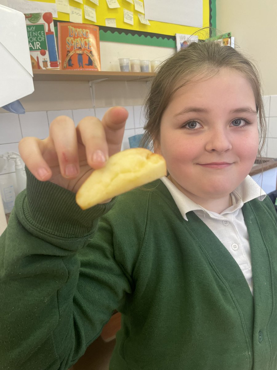 Y4Spa's tweet photo. SMILE! 🦷 😃  Today in Science, Year 4 have been identifying the different types of teeth we have. They used apples to show the different indentations our teeth make. Smiles all round! 🦷😃 🍎 @SpaldingPriAcad @InfinityAcad @Y4Spa https://t.co/avk9vfrZpB