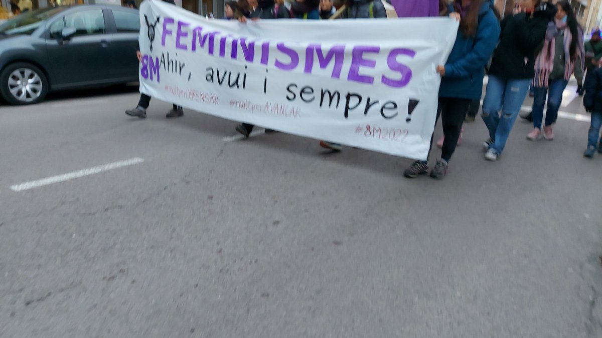 Endavant_OiR's tweet photo. Comença la Manifestació a Ripoll #ensvolemvives #feminisme #3voltesrebels https://t.co/gSXpIBFih5