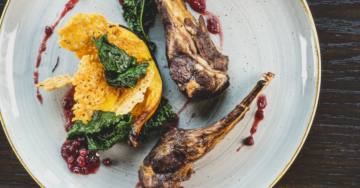 BVRH1's tweet photo. We love our Bow Valley community, and one of the big reasons is the food! Check out this Eater’s Guide to the Canadian Rockies https://t.co/7i0GDW8xkR #Banff #Canmore #RockyMountains #BowValley https://t.co/xGX3qPMGrA