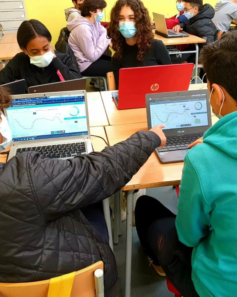 Ins_martamata's tweet photo. Avui l’alumnat de 2n ESO ha calculat el #consum d'energia elèctrica en temps real i quines són les centrals més productores d'electricitat.
@insmartamata @martamatareport #energia #electricitat #sostenibilidad #salou #treballperprojectes #mobilsedu https://t.co/ouL4N48opU https://t.co/qSscwImSkP