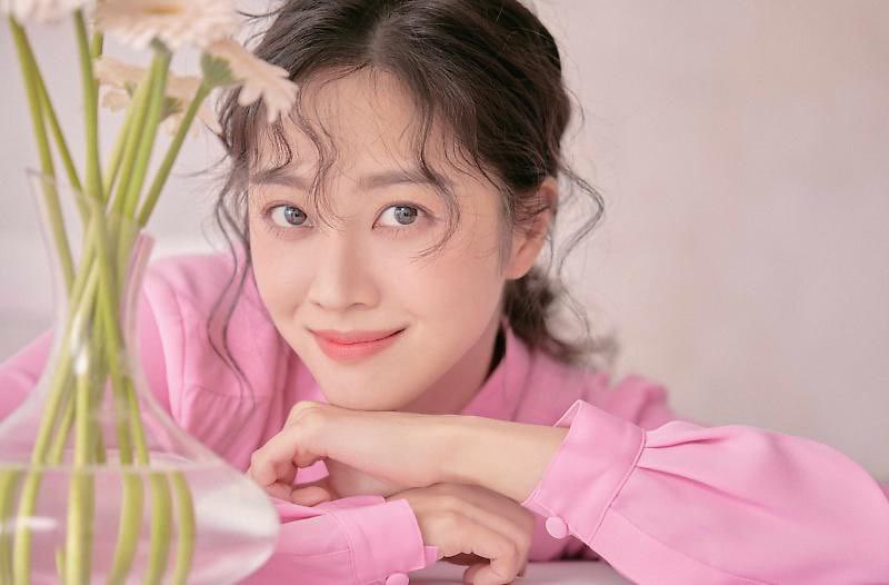 HyunJinBrasiI's tweet photo. 🌸| FELIZ DIA DA MULHER!

Nem todos sabem, mas a atriz #ChoBoAh sonhava em ser comissária de bordo, ela chegou a entrar no Departamento de Aviação e Turismo da Hanseo University, mas acabou desistindo para seguir a carreira de atriz. +

#FanbaseIndicaFanbase
#DiaDaMulherDramaland https://t.co/eAHFcgNGHB