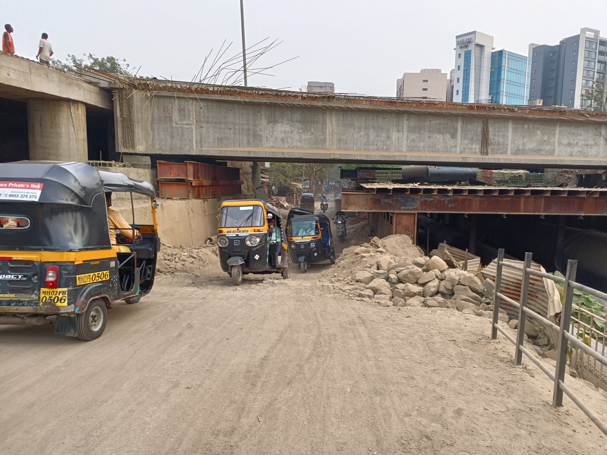 OfficialQuizarc's tweet photo. @mybmc The pipeline road in Vakola is in very bad condition with rocks and uneven surfaces. One bike was about to topple yesterday. It is very risky for everyone. Please repair it at the earliest. https://t.co/wqTEKFktoI