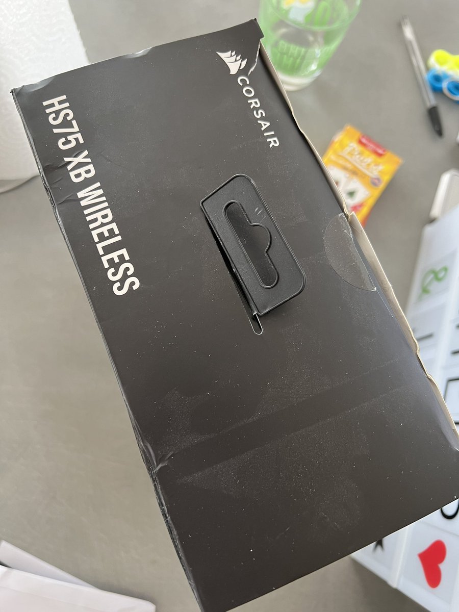 _yoshee_'s tweet photo. @Darty_SAV Après une livraison prévue fin janvier, je viens seulement de recevoir ma commande hier (07/03) et j’ai pas l’impression que se soit un produit neuf… des petites traces égal sur le cas que en lui même… https://t.co/OyzcmqS8qo