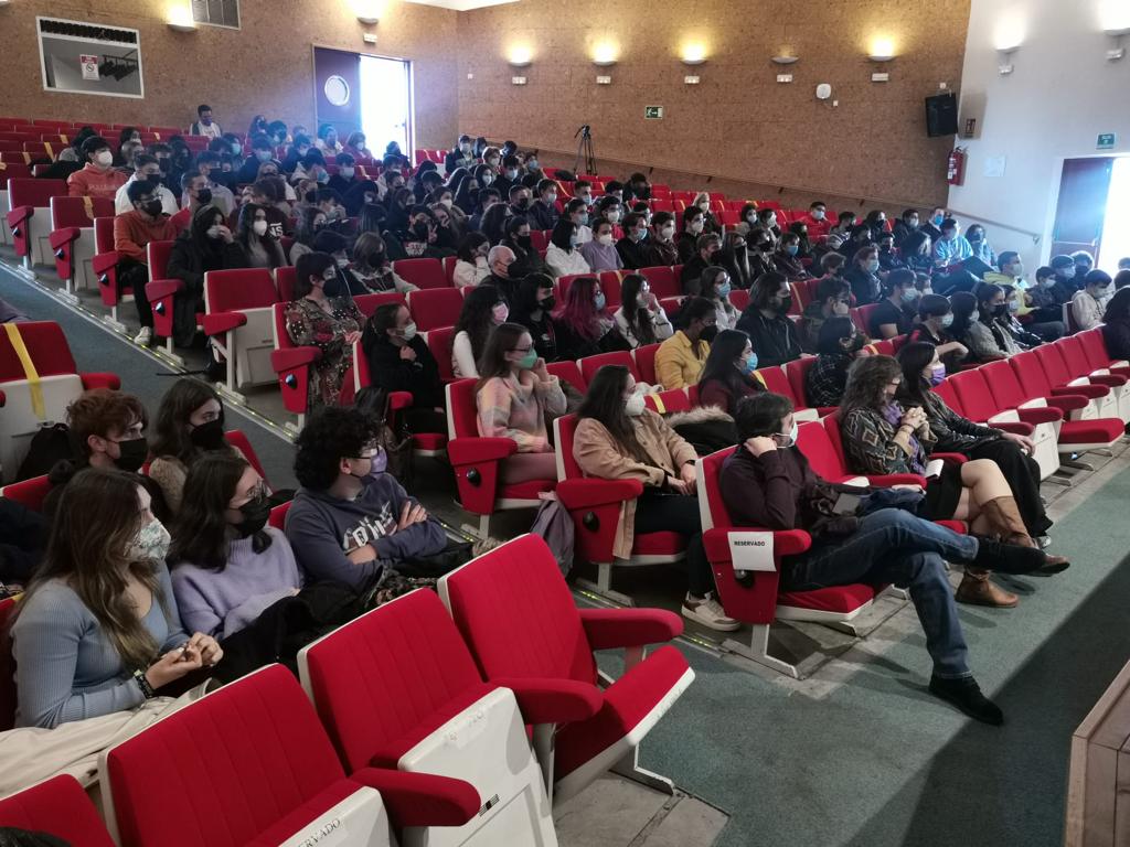 ulaboral's tweet photo. #8M #FEM22 @toledoayto #ConcejalíaIgualdad @ulaboral Gracias en nombre de todos los estudiantes que hoy han disfrutado y compartido las PALABRAS DE MUJER de @ClaraLago1 y Emma Suárez. Lujazos de mujer 💚☘️ Sembrando en #Igualdad https://t.co/MtTh4eOpjt