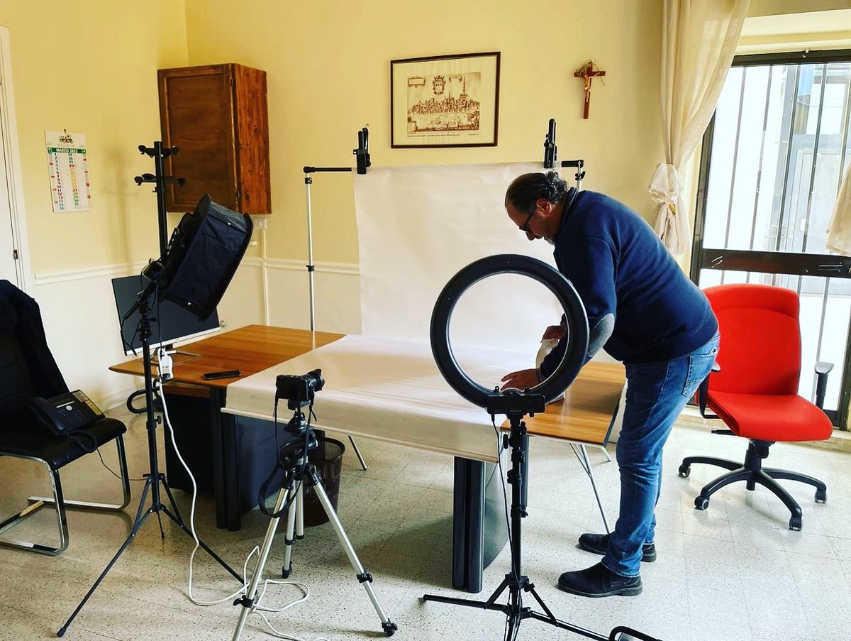 Rurabilandia's tweet photo. Marco Lussoso, fotografo ufficiale della Juventus e di numerose multinazionali oggi ha trascorso la giornata ad Atri per fotografare i prodotti dell’azienda agraria Domenico Ricciconti destinati al mercato internazionale.#solocosebelle #fattinonparole #futuro #green #bellezza https://t.co/Q9pbFT73bM
