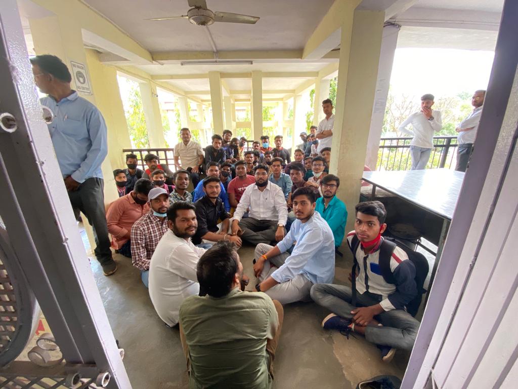 आज डॉ हरिसिंह गौर विश्वविद्यालय सागर मध्यप्रदेश में गरीब छात्र होस्टल प्रवेश प्रक्रिया में अपनाई जा रही अनियमितता के विरोध में मोन धरना प्रदर्शन ।।
<a href="/ugc_india/">UGC INDIA</a> 
<a href="/thewirehindi/">The Wire हिंदी</a> 
<a href="/ndtvindia/">NDTV India</a>
<a href="/mhrd_innovation/">MOE's Innovation Cell- GOI</a> 
<a href="/DHSGUSagar/">Dr  Harisingh Gour Vishwavidyalaya, Sagar</a>
