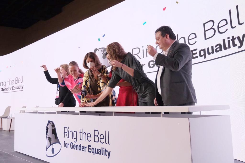 ONUMujeresCol's tweet photo. 🛎Colombia toca la campana por la Igualdad de Género🛎

En el #ForoM, Colombia se sumó a los 92 países que, dando paso a la apertura del mercado de valores, ratifican su compromiso con la igualdad de género - https://t.co/25hjeLTA22

📷@ViceColombia 

#8M #DíaDeLasMujeres https://t.co/BXHJspzRQx