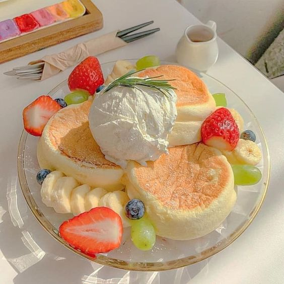 daily_dolce's tweet photo. Strawberries and pancakes 🥞 https://t.co/ppJtRfmhZd