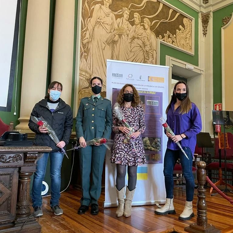 guardiacivil_ab's tweet photo. ✔ Nuestro agradecimiento al IES Histórico #BachillerSabuco 🏢 de #Albacete por la invitación realizada a la Teniente Beatriz para la mesa-coloquio celebrada esta mañana en el centro escolar con motivo del 8⃣♀ de marzo, Día Internacional de la mujer 🚺
#Comprometid@s
#Igualdad https://t.co/R4EKJieKCT