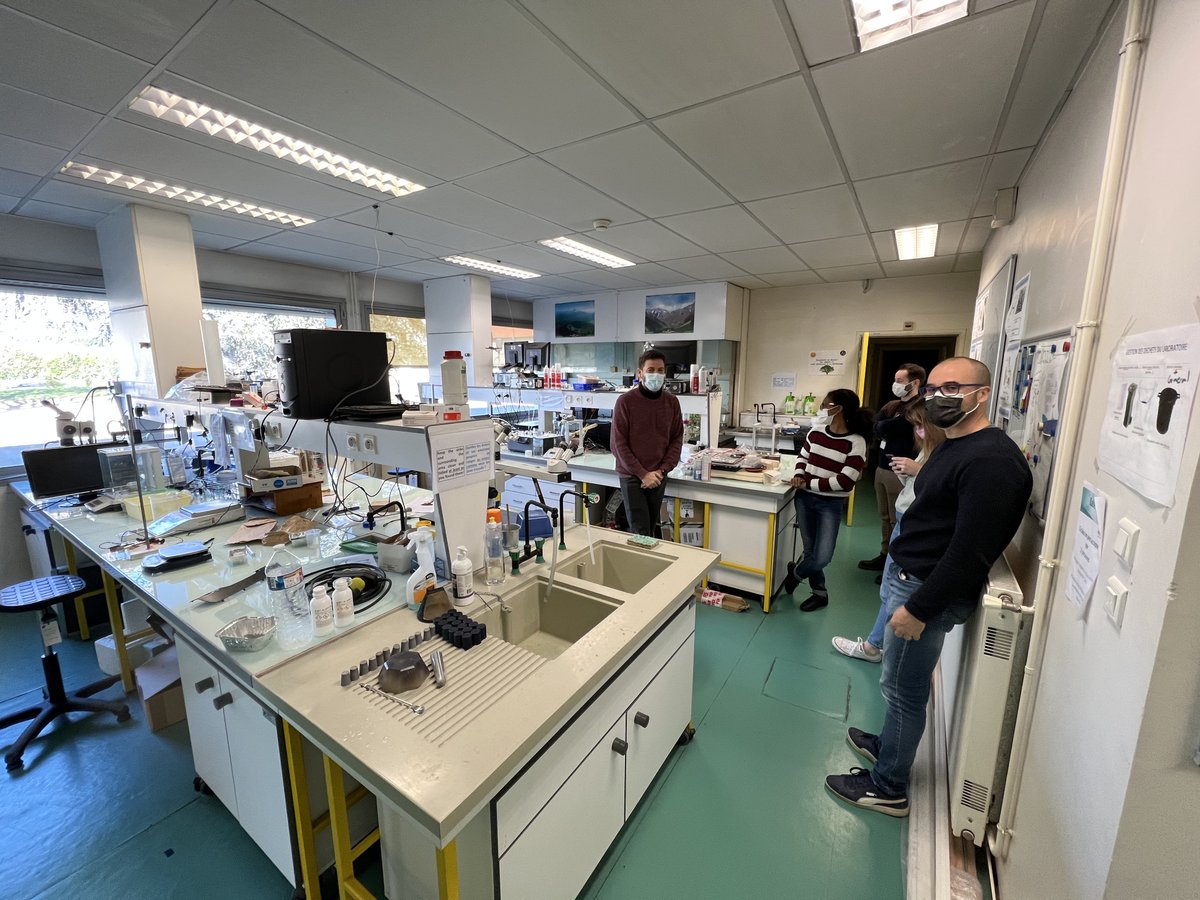 HCochard's tweet photo. #Before #After 
Today we cleaned the lab. 
Needless to say, it will now be impossible to find anything... https://t.co/CHXOva4pbD