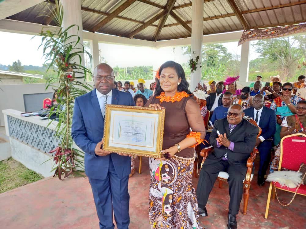 RR_IAI_Abanda's tweet image. Ce jour, à Makak, 8 Mars, j'ai assisté à une très belle cérémonie de remise d'attestations TIC à 150 jeunes et femmes formés aux bons soins de Mme Agnes MBENG, Conseiller Régional du Centre. Bonne fête à toutes les femmes.