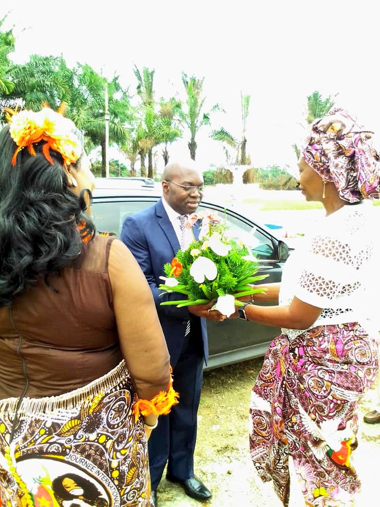 RR_IAI_Abanda's tweet image. Ce jour, à Makak, 8 Mars, j'ai assisté à une très belle cérémonie de remise d'attestations TIC à 150 jeunes et femmes formés aux bons soins de Mme Agnes MBENG, Conseiller Régional du Centre. Bonne fête à toutes les femmes.