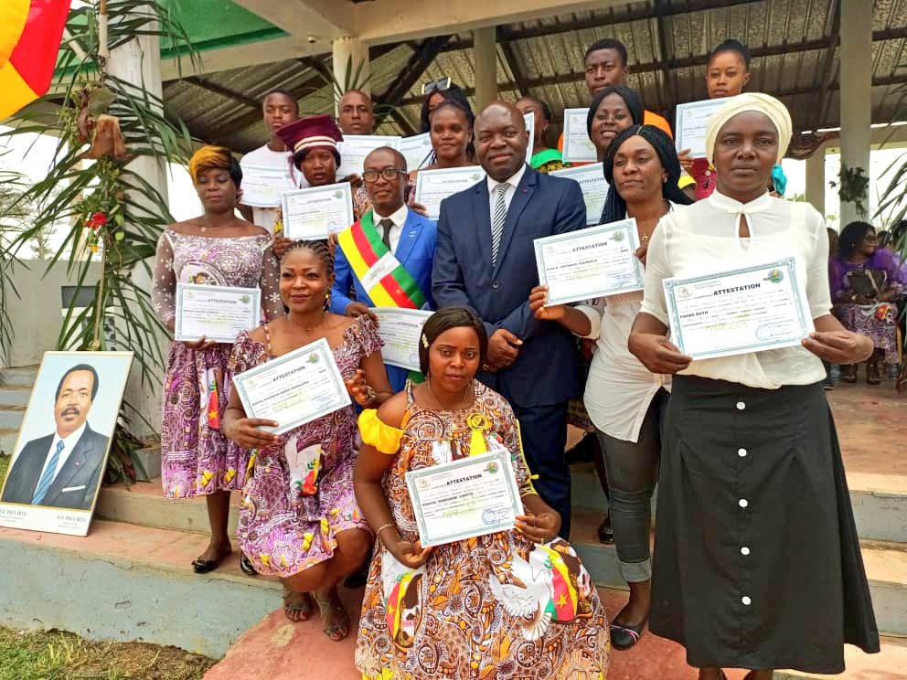 RR_IAI_Abanda's tweet image. Ce jour, à Makak, 8 Mars, j'ai assisté à une très belle cérémonie de remise d'attestations TIC à 150 jeunes et femmes formés aux bons soins de Mme Agnes MBENG, Conseiller Régional du Centre. Bonne fête à toutes les femmes.