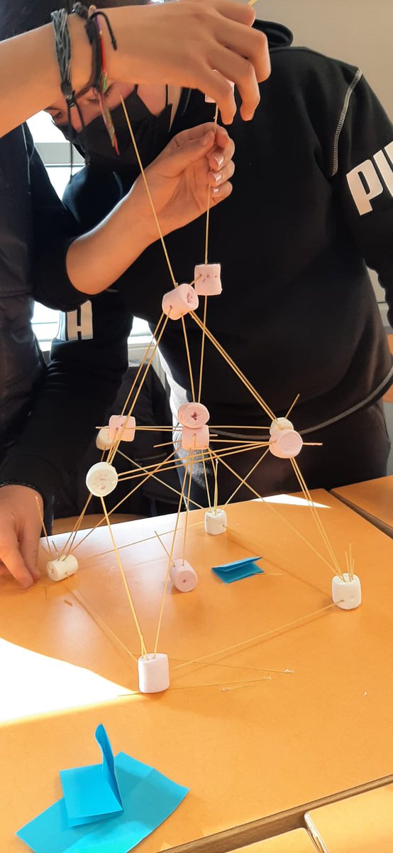 Exercice de cohésion en classe de 5ème: 40 spaghetti et 20 chamallows pour construire la plus haute construction !