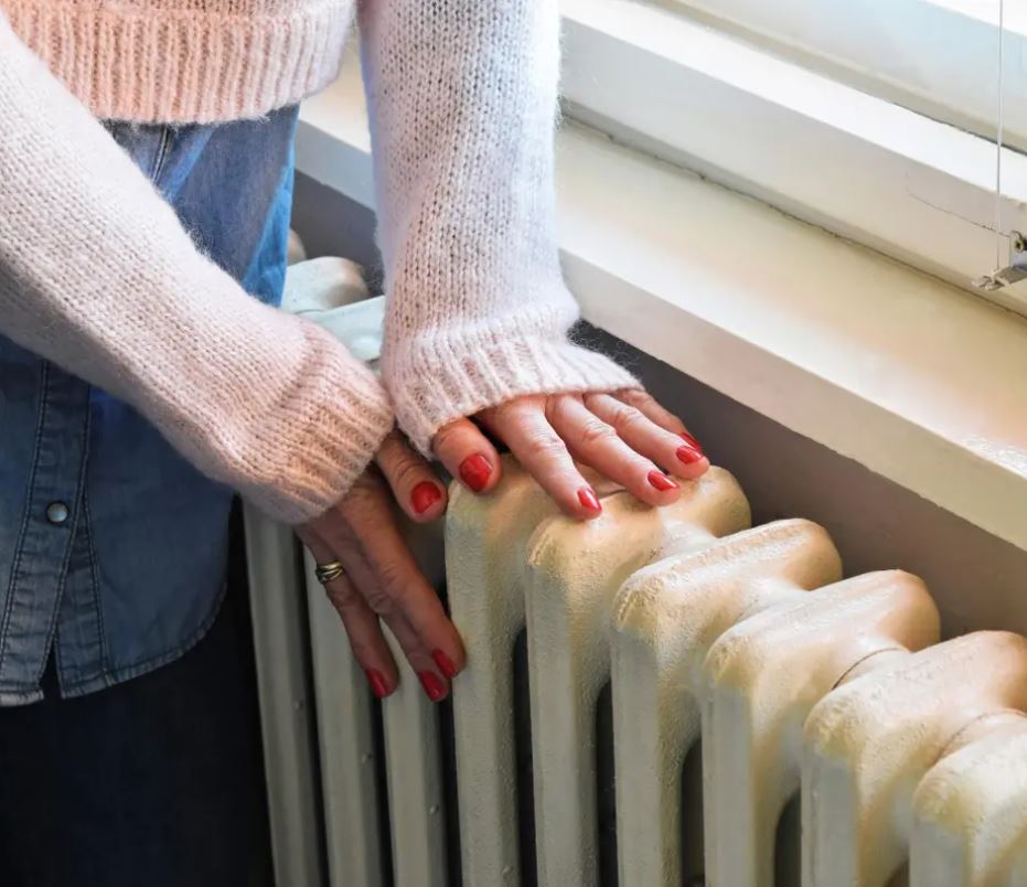 actionnetzero's tweet photo. 💸 Trying to beat the #energy hike? You can increase the efficiency of your radiators with a radiator reflector, which reflect an amazing 95% of the wasted heat from the rear of the radiator back into your room!

Check out Bristol-based @Radflek to pick some up for yourself. https://t.co/crZbL8rGEi