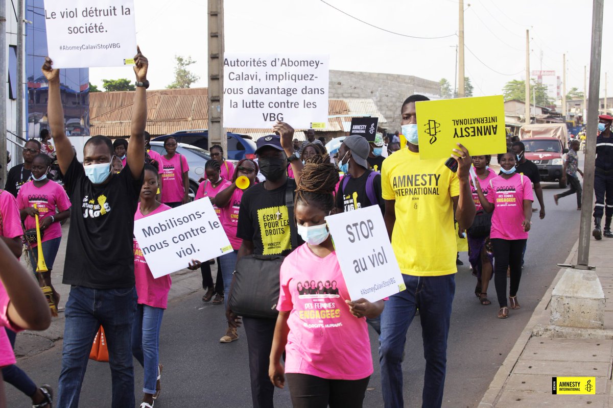 Composée de dizaines de militants et de militantes, sympthisants et sympathisantes, la marche a pris départ devant l'arrondissement central pour atterrir à la mairie d'Abomey-Calavi avec des messages clairs de dénonciations et d'appel à l'action à l'endroit des autorités.