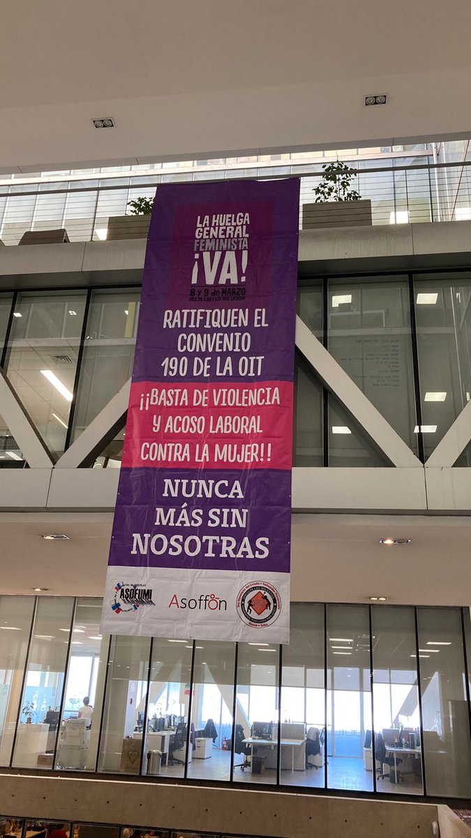 #8M2022 | Las asociaciones de Funcionarios y Funcionarias SENADIS, del Ministerio de Desarrollo Social y Familia y la Asociación de Honorarios del Ministerio desplegaron lienzos en esta conmemoración del día de la mujer trabajadora, exigiendo fin a la violencia y al acoso laboral