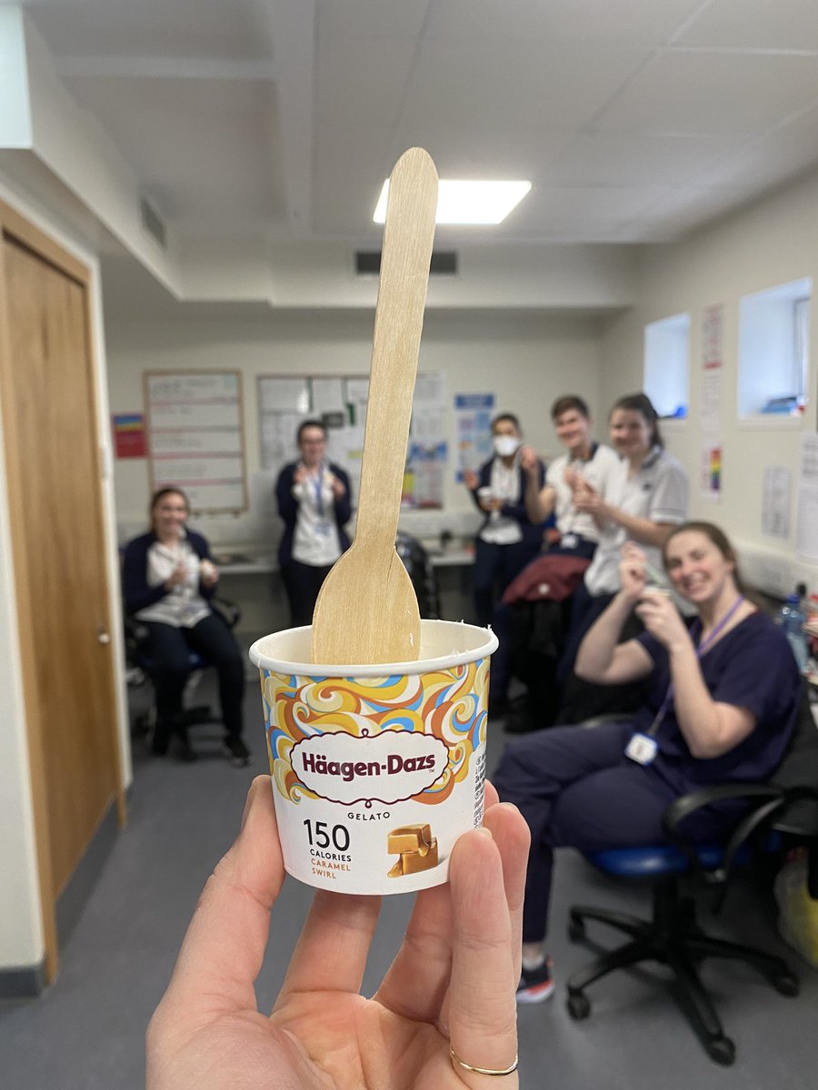 Haagen Dazs for the girls 🍨 a very happy physio department thanks to <a href="/haagendazsuk/">Häagen-Dazs UK</a> for #InternationalWomensDay 👧 🍨 <a href="/stjamesdublin/">St James's Hospital</a> #SJHPhysio