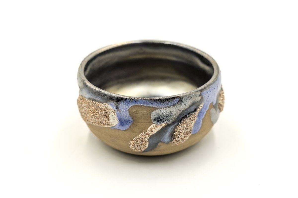 An exquisite wheel thrown bowl encrusted with fine stones and subtle glazes by Gishyan Ceramics 
5.5 x 11cm💝
artsartistsartwork.com/product/earth-…
.
.
.
#artsartistsartwork #buyart #artgallery #art #fineart #artoftheday #artcollector #perfectgift #artisianpotter #uniqueceramics #matchabowl