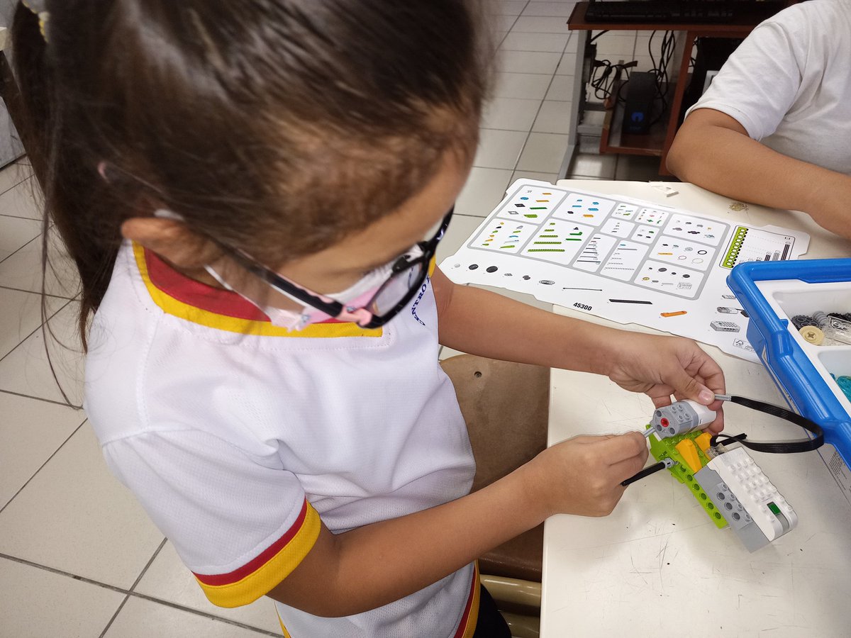 StemLab6's tweet photo. La innovación en nuestro centro escolar son las prácticas del sistema #steam en el aula con la Robótica Educativa 🤖 https://t.co/29Tt1cOMfo