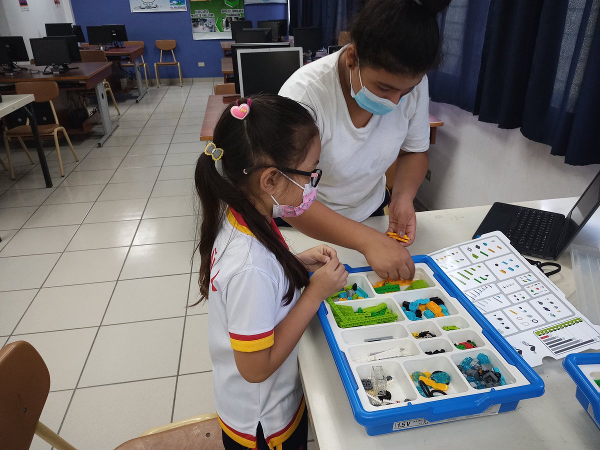 StemLab6's tweet photo. La innovación en nuestro centro escolar son las prácticas del sistema #steam en el aula con la Robótica Educativa 🤖 https://t.co/29Tt1cOMfo
