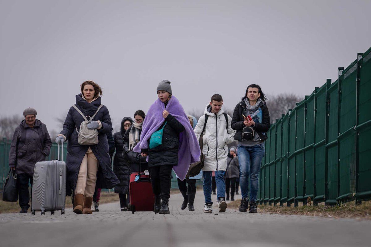 поезд с беженцами прибыл в подмосковье. лагерь беженцев в россии 2022. беженцы приехали. беженцы с украины в россии. беженцы из украины в россию.