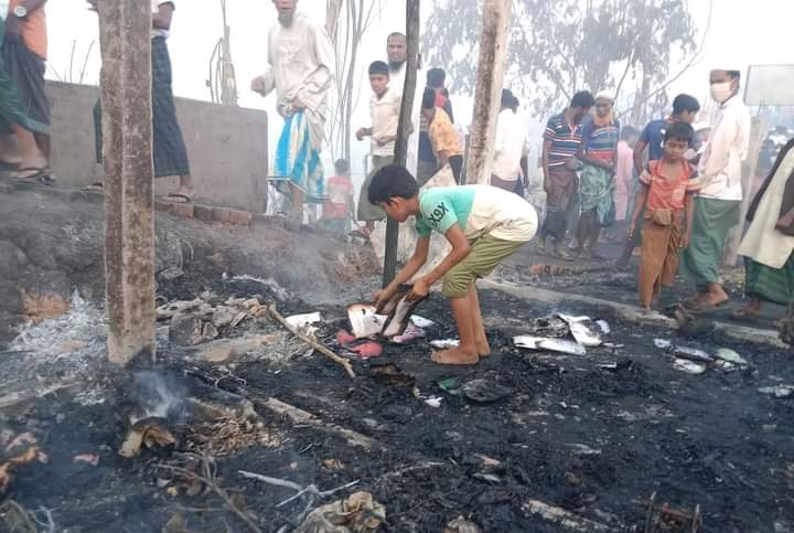 RRU125's tweet photo. CPP and fire service etc ... in the picture. Alhamdulillah, even though the fire is under control, more and more people are facing everything and feeling every challenge.

#Rohingya #camp #cppvolunteer 
#SaveRohingya #HelpTheVictims https://t.co/UGAuHT32vl