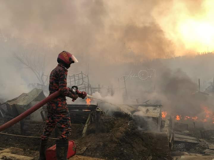 RRU125's tweet photo. CPP and fire service etc ... in the picture. Alhamdulillah, even though the fire is under control, more and more people are facing everything and feeling every challenge.

#Rohingya #camp #cppvolunteer 
#SaveRohingya #HelpTheVictims https://t.co/UGAuHT32vl