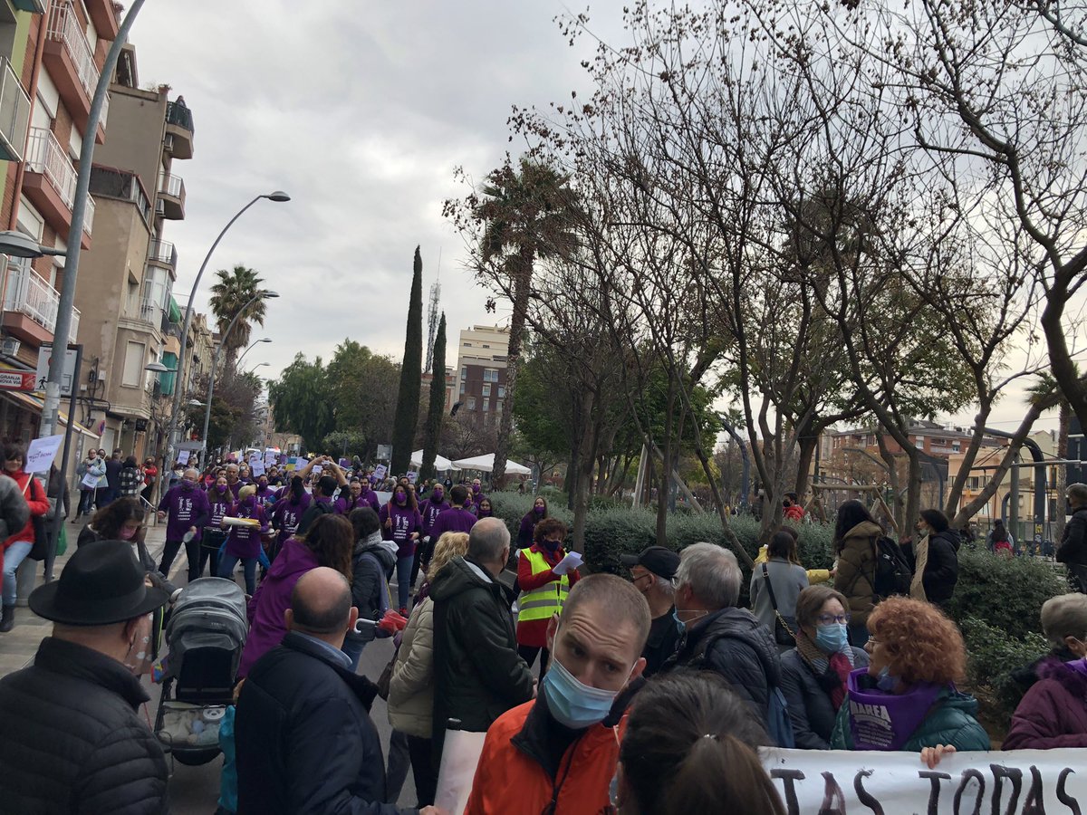 giselatorns's tweet photo. #8MBDN Sortim als carrers ✊💜 #Badalona https://t.co/uBlL5cxkgJ