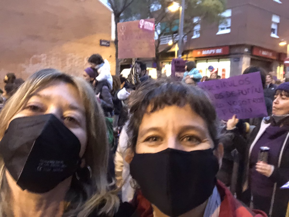 giselatorns's tweet photo. #8MBDN Sortim als carrers ✊💜 #Badalona https://t.co/uBlL5cxkgJ
