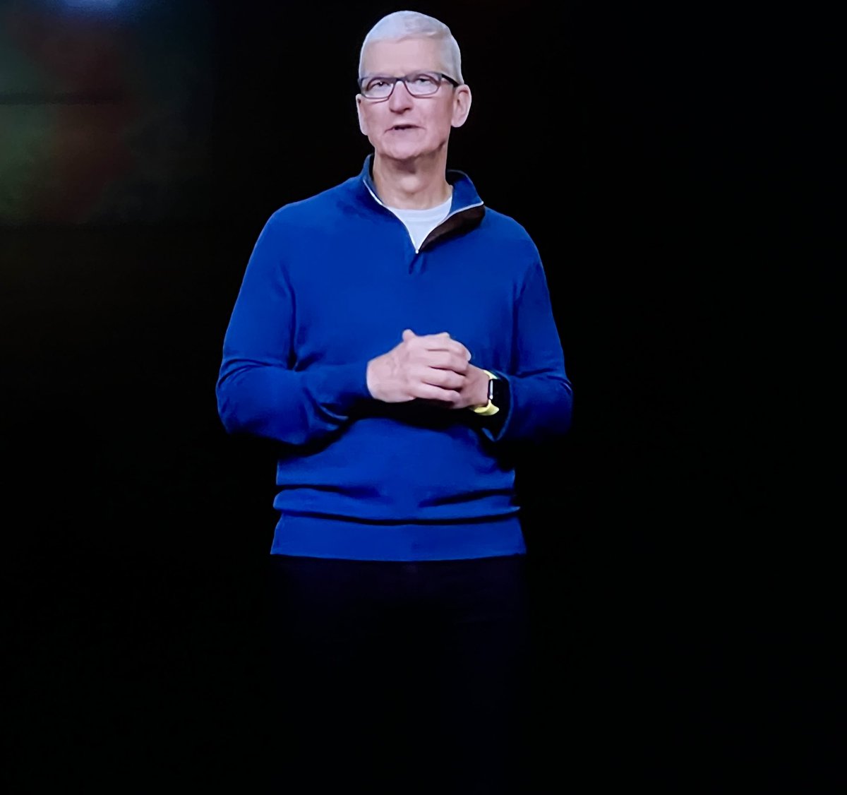 Dimleksov's tweet image. Тим Кук в цветах украинского флага