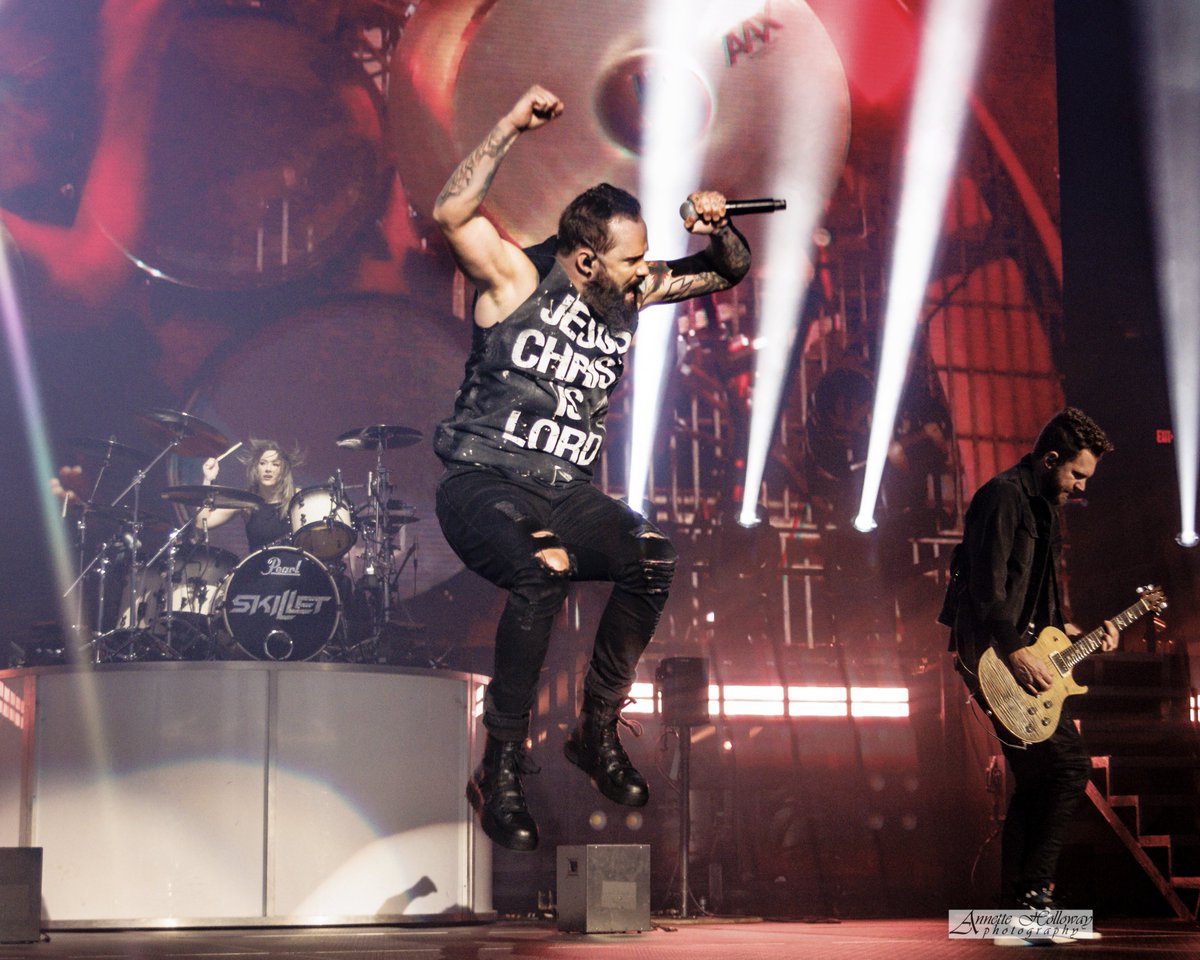 AnnetteHolloway's tweet photo. A couple new photos of @johnlcooper of @skilletmusic
@winterjamtour
📸: @AnnetteHolloway
#johnlcooper #skilletmusic #ahskilletmusic #skillet #ahskillet #winterjam #winterjamtour https://t.co/UxZl0FBnNC