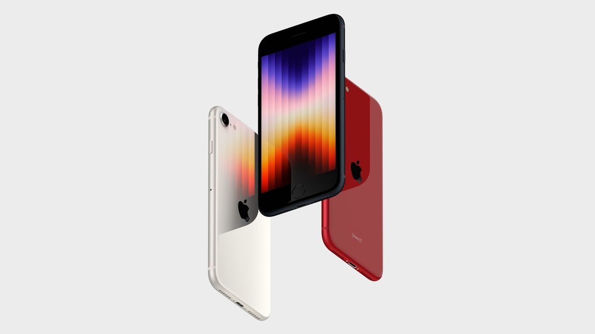 MacGeneration's tweet photo. L'iPhone SE de troisième génération est officiel ! Même design que l'ancien, mais avec un Apple A15 au cœur de l'expérience. Même couleurs, rouge, noir et blanc. 
 https://t.co/STbjvp1Fpr  #AppleEvent https://t.co/lGa720qDim