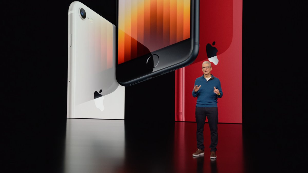 MacGeneration's tweet photo. L'iPhone SE de troisième génération est officiel ! Même design que l'ancien, mais avec un Apple A15 au cœur de l'expérience. Même couleurs, rouge, noir et blanc. 
 https://t.co/STbjvp1Fpr  #AppleEvent https://t.co/lGa720qDim