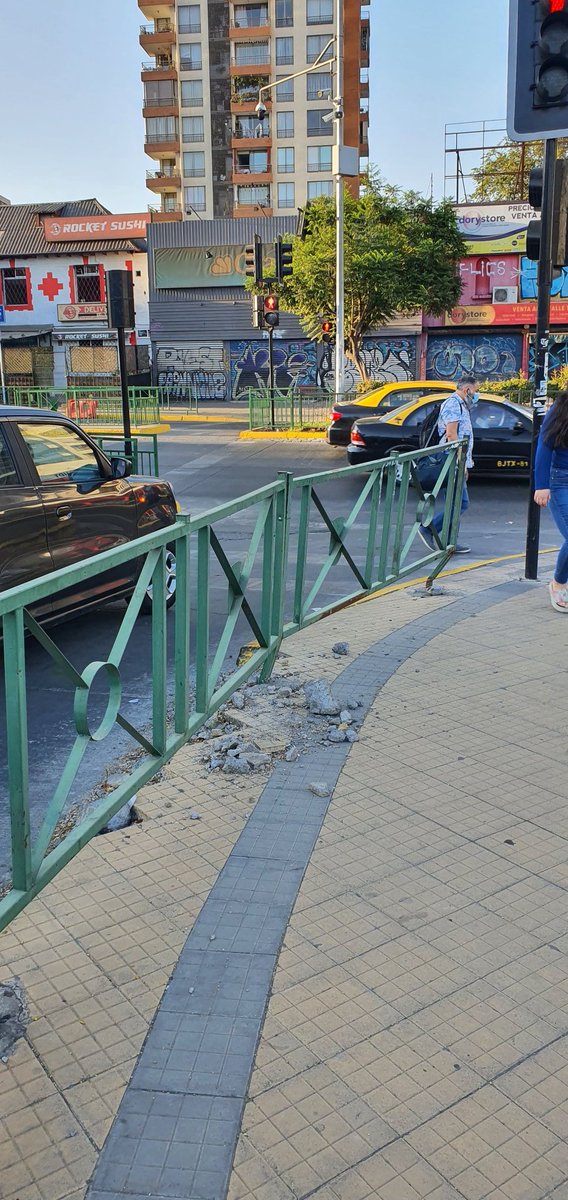 Vargas_Rodrigo's tweet photo. En Irarrazaval con Suecia hubo un choque contra la contención hace por lo menos 3 meses... aún no han recogido un solo pedazo @MuniNunoa @EmiliaRiosS https://t.co/0gk2H1BnoB
