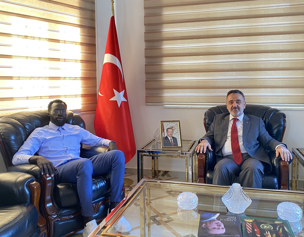 ineziroglu's tweet photo. الليلة زارنا لاعب الكورة المتميز و النجم الدولي شرف الدين شيبوب ، و اتفقنا معاو اننا حنلعب مباراة ودية، حنختار ٣ من الناس العايزين يلعبوا معانا من التويتة دي، بس اعملوا ريتويت و اكتبوا اسمائكم في التعليقات.
🇹🇷🇸🇩 https://t.co/BSQrdv6gV7