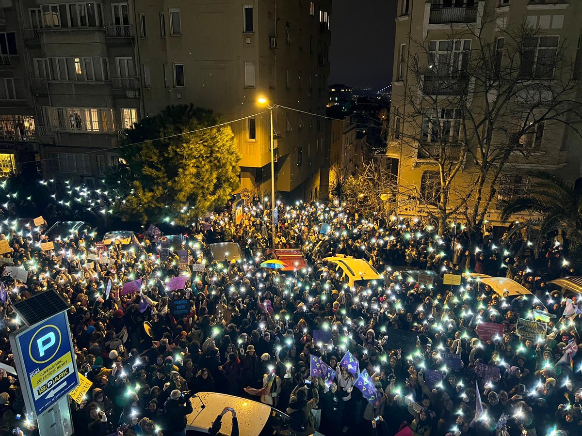 8MartYuruyus's tweet photo. #Feministİsyan aydınlatır geceyi! 💫 #FeministGeceYürüyüşü https://t.co/ExoAQFLe7X