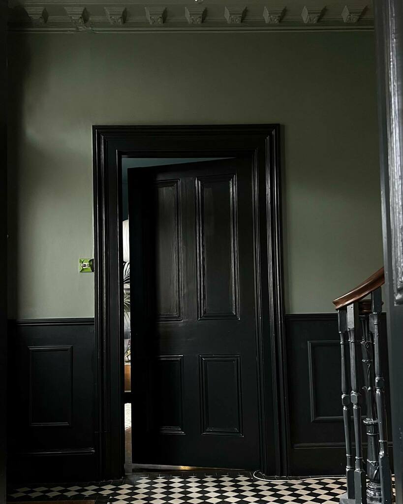 You guys love a work in progress shot don’t you!
For those asking, walls are card room green, woodwork is off black both by @farrowandball instagr.am/p/Ca2iRfAr3WS/