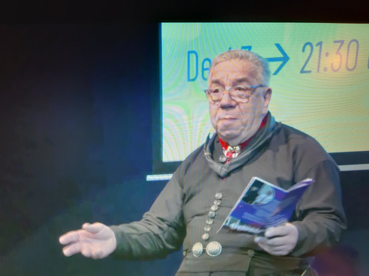 Urker lijsttrekkers krijgen ieder pitch van 1 minuut, staande op een lege viskist. Voorman Jan Koffeman van <a href="/Hartvoorurk/">Hart Voor Urk</a> uiteraard in Urker klederdracht. #Urk #GR2022