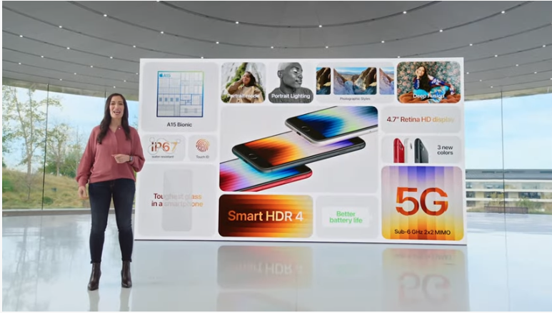 JournalDuGeek's tweet photo. 🔴 Pour sa keynote, Apple officialise un nouvel iPhone SE, compatible 5G. Déception : le design est similaire au précédent, le prix démarre à 429$.

#AppleEvent #iPhoneSE3 https://t.co/ql1hou6mXW