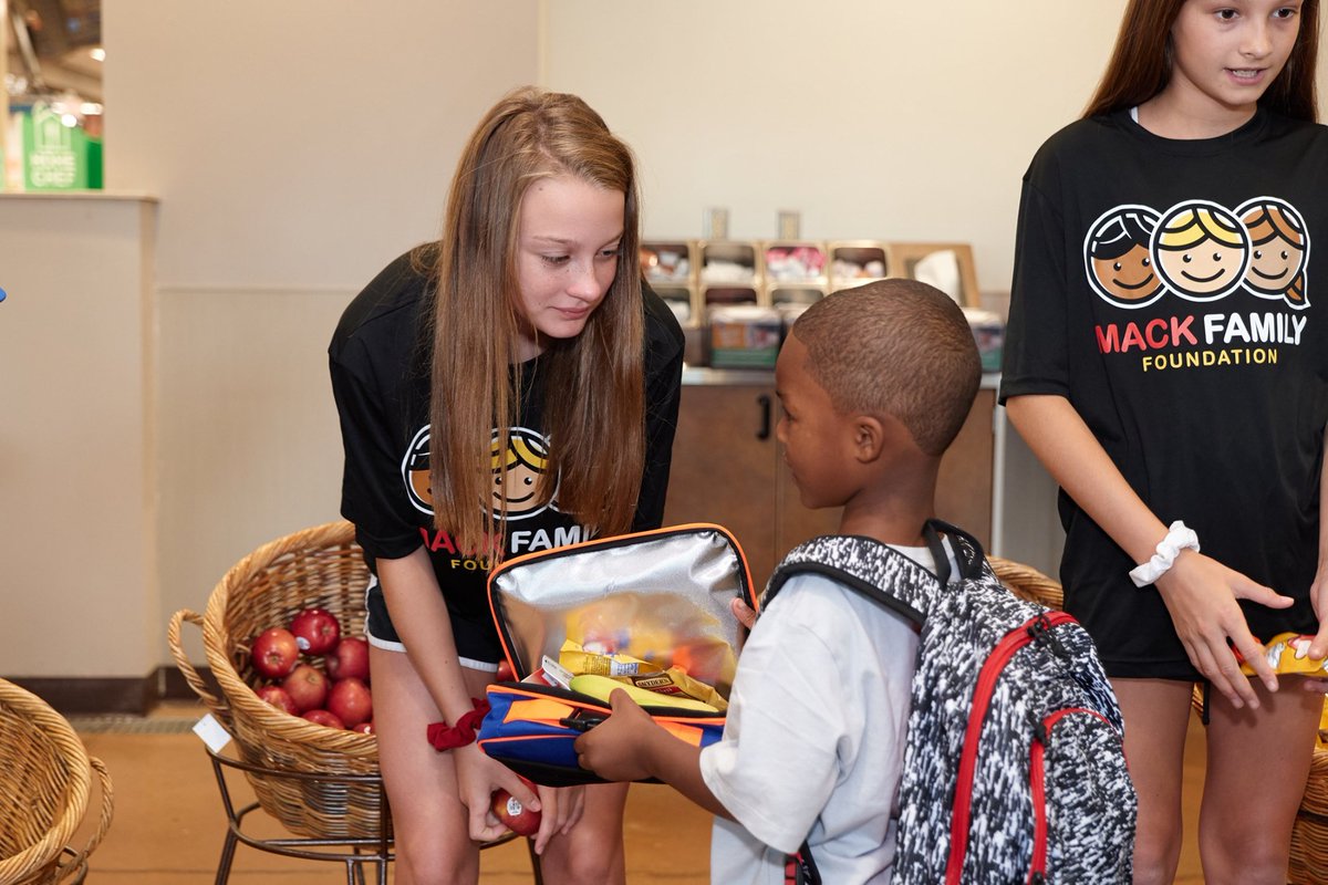MackFamilyFDN's tweet photo. Happy #InternationalWomensDay! Today we celebrate @christimack30 &amp; her 2 daughters. Thanks to their contribution, the #MackFamilyFoundation has impacted thousands of lives. Thank you for your leadership &amp; advocacy! #IWD #WomensDay | @CoachChrisMack https://t.co/vx6h1CJIQz
