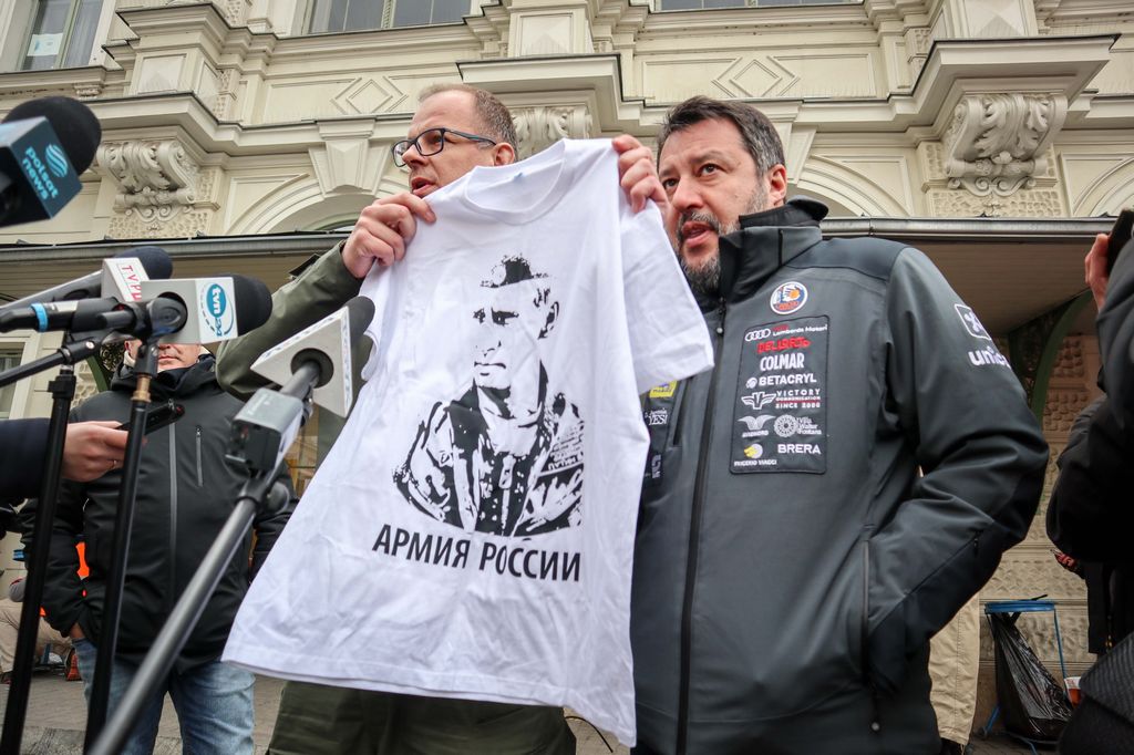Ivano_Spadoni's tweet photo. Ditegli che il comico e' Crozza.
gli sponsor sul giubbotto ringraziano.
#Salvini #SalviniPagliaccio #Polonia #Crozza
#comico #sponsor #ucraina #Russia #Putin 
#comicità #politica #sindaco #confine #guerra 
#morti #combattimenti #Governo #Italia 
😂😂😂😂 https://t.co/vXCxldDIlc