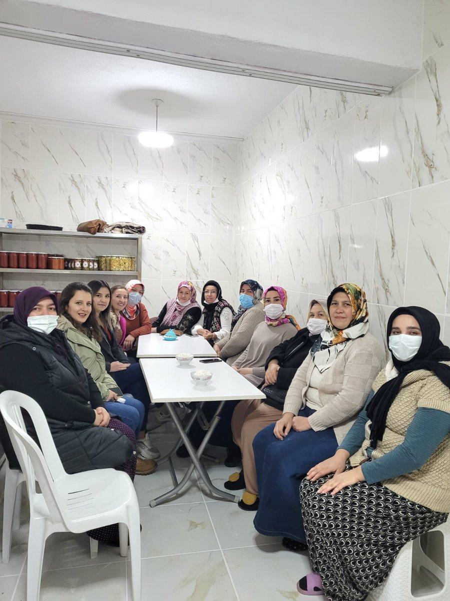 InhisarKaymakam's tweet photo. Kaymakamımız @EnurYmn İlçemizde kurulan S.S.Narinhisar Kadın Girişimi Üretim ve İşletme Kooperatifimizin birbirinden kıymetli kadınlarıyla #8MartDünyaEmekçiKadınlarGününü kutladı. https://t.co/tt2CZCrLc4