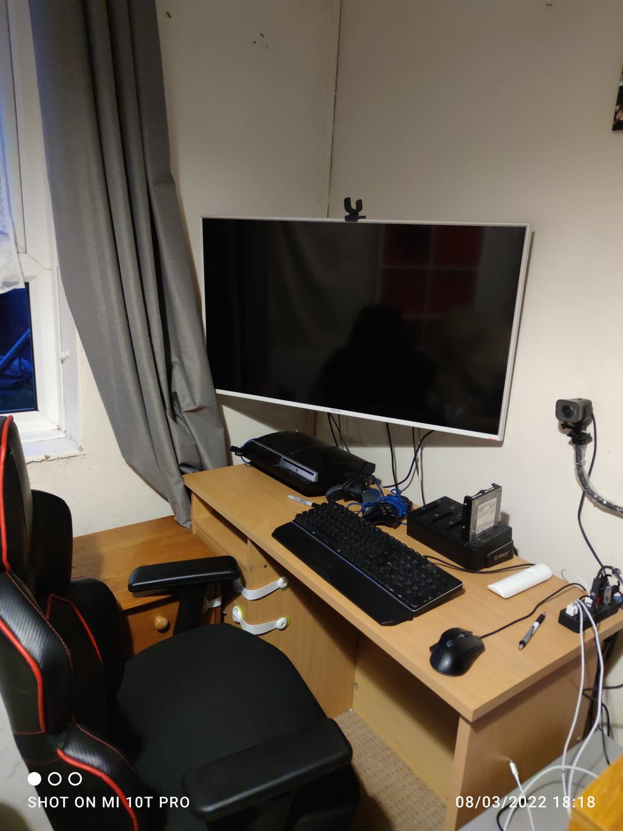 gingfuzz's tweet photo. @JayzTwoCents #Jaywhatdoyouthink0322 my setup.. lost my own mancave 2 years ago and ended up setting up in living room. The loose cables are chargers for the children's cable (throwback case for you the thermaltake shark) i5-6600k 16gb Ram Gigabyte GTX 1080ti https://t.co/qW8BUesq4H