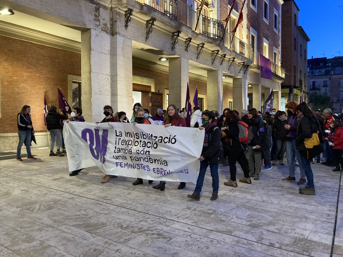 SER_Ebre's tweet photo. #8M Arrenca la manifestació convocada per @VagaFeministaTE sota el lema “La invisibilització i l’explotació també són una pandèmia” https://t.co/0F1Xovablx
