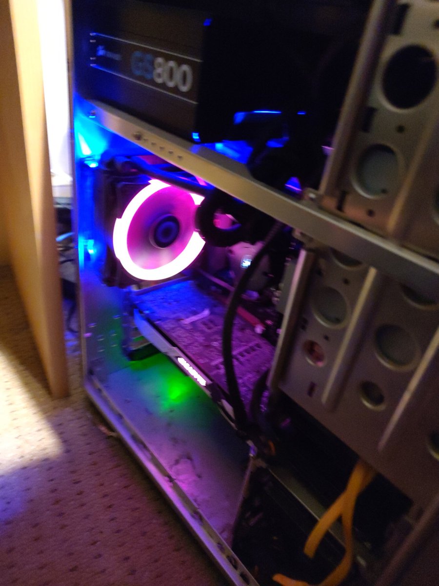 gingfuzz's tweet photo. @JayzTwoCents #Jaywhatdoyouthink0322 my setup.. lost my own mancave 2 years ago and ended up setting up in living room. The loose cables are chargers for the children's cable (throwback case for you the thermaltake shark) i5-6600k 16gb Ram Gigabyte GTX 1080ti https://t.co/qW8BUesq4H