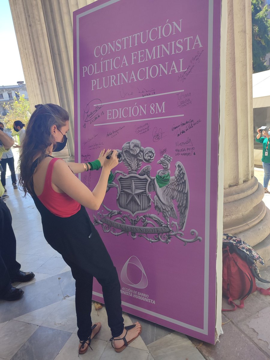 Cami_AhumadaO's tweet photo. Hoy en la convención junto a todas las convencionales Feministas, por una Constitucion Feminista y Plurinacional 💜 gracias compañeras de  @AHumanistaCL por este despliegue 💚 #8M #VamosPorLaVidaQueNosDeben https://t.co/ao22p6xAIN