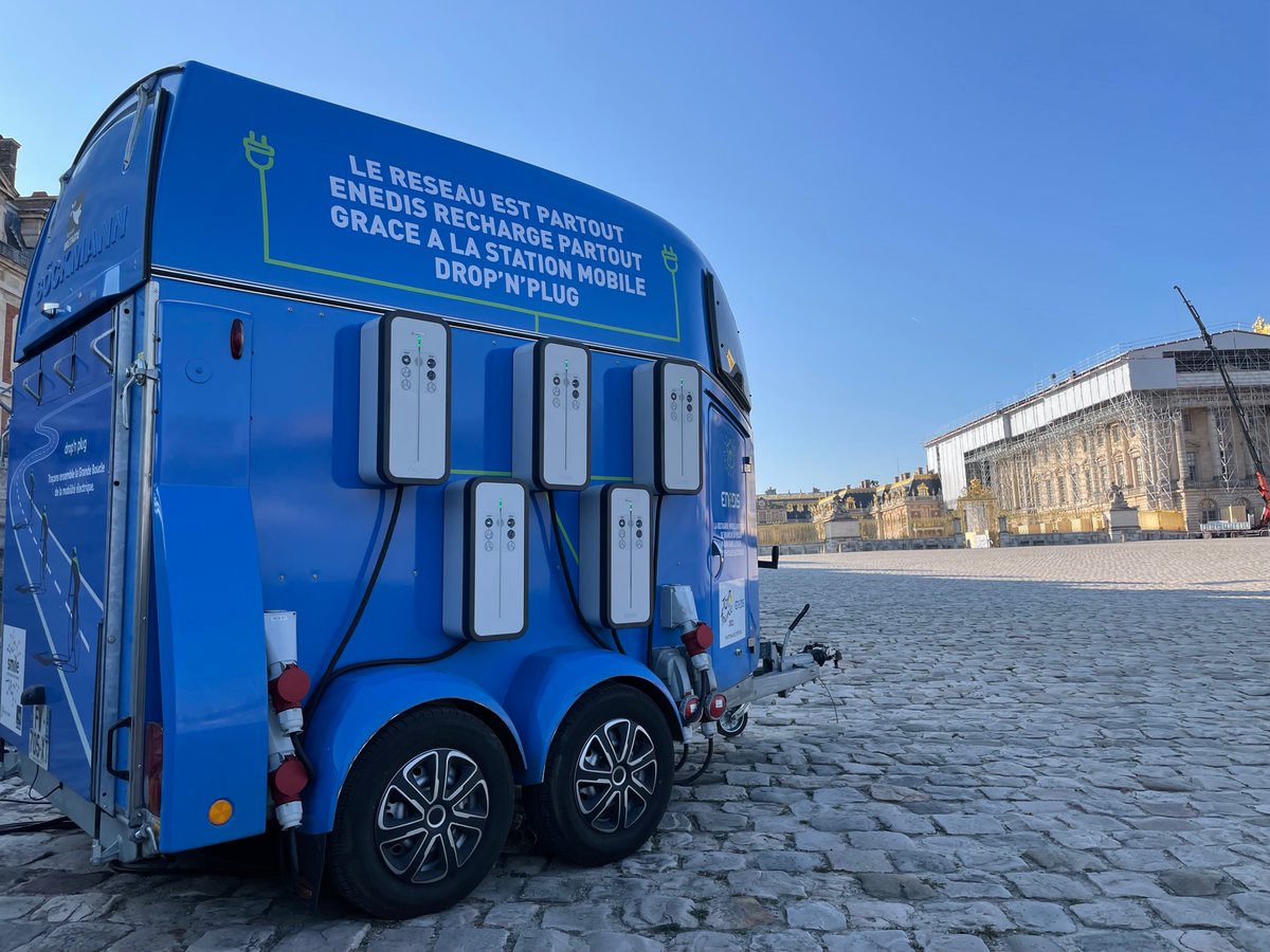 dropnplug's tweet photo. La Station Mobile de @dropnplug est installée depuis cet après-midi sur la cour d'honneur du Château de Versailles. A la demande de la #PFUE2022 de pouvoir permettre la recharge des véhicules électriques des chefs d'états et de gouvernements des 27. Les 10 &amp; 11 mars. @enedis https://t.co/COgJpuLROs